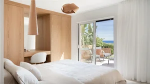 Dormitorio con vistas al mar